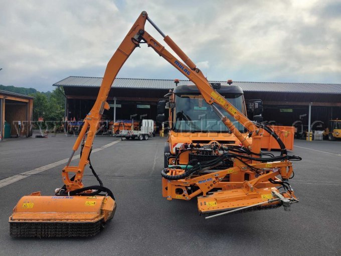 Frontansicht
Fahrzeug mit Kombinationsmähgerät