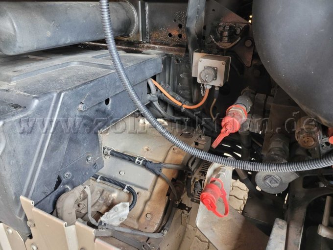 Anschlüsse Streuer, leichte Korrosions- und Lackschäden am Rahmen