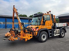 Fahrzeug mit angebautem Kombinationsmähgerät