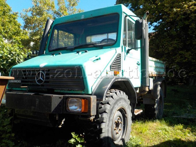 Front- und Seitenansicht Unimog