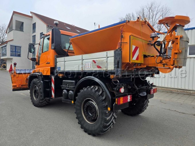 1xDB Unimog U400 mit Streuer und Schneeschild, linke Hinteransicht