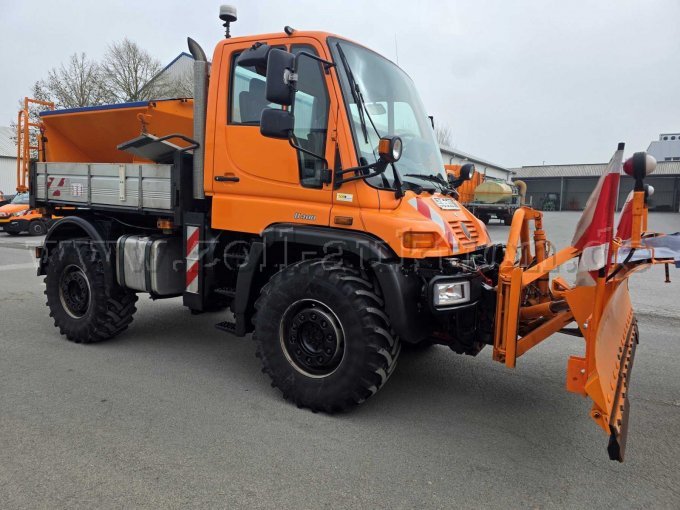 1xDB Unimog U400 mit Streuer und Schneeschild, rechte Seitenansicht