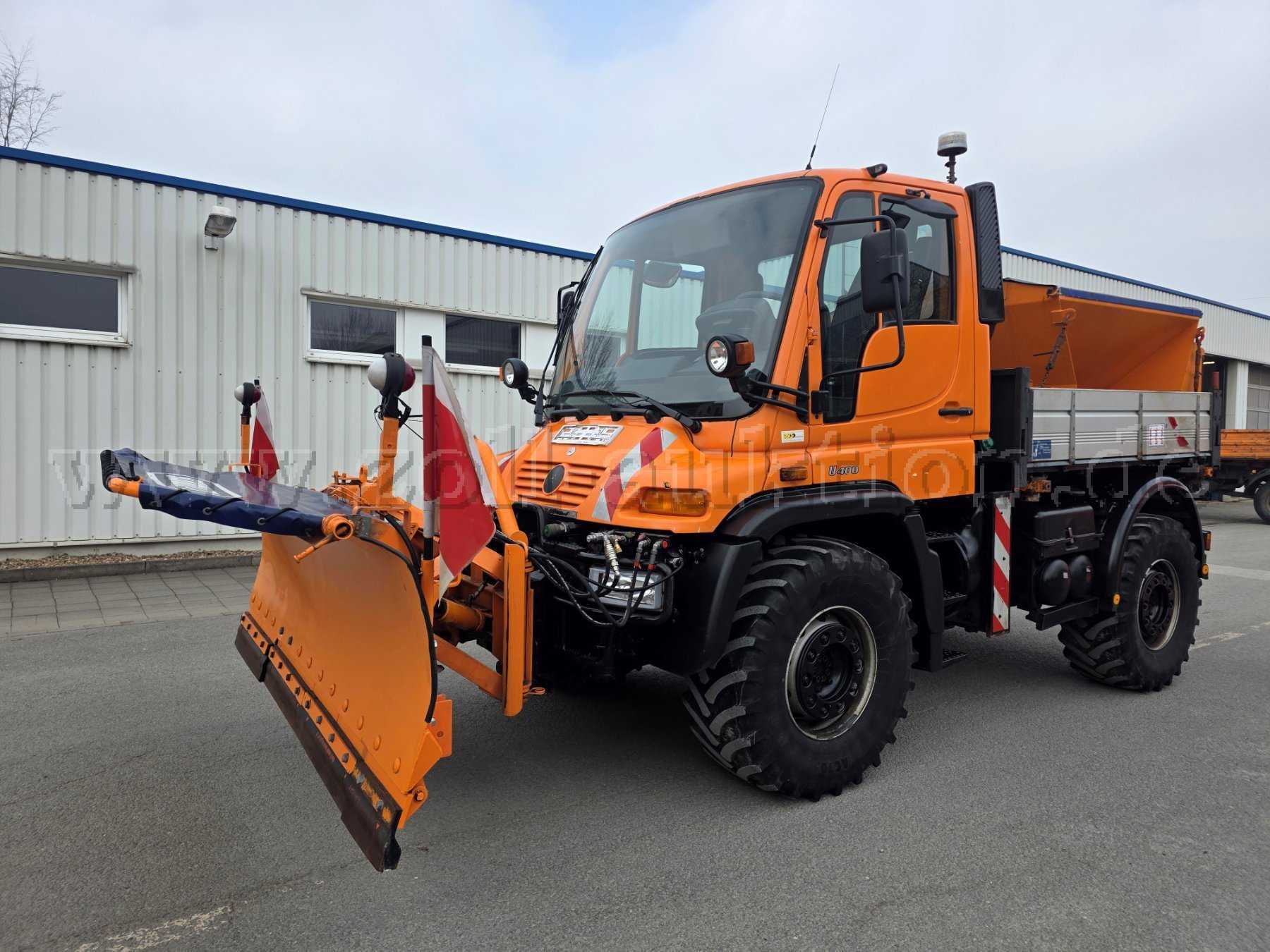 1xDB Unimog U400 mit Streuer und Schneeschild, linke Seitenansicht