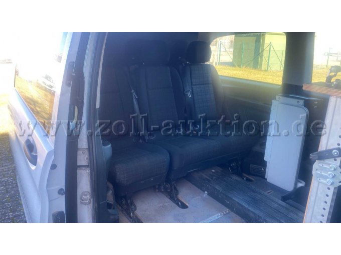 Blick von Schiebetür auf Sitzbankreihe und klappbaren Tisch