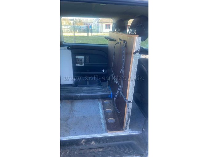 Blick von Schiebetür, Trennwand mit Halterungen