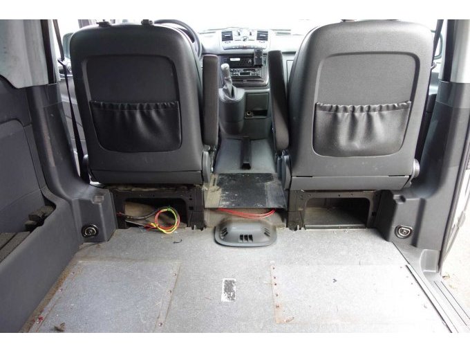 Kabel und Löcher aufgrund Rückrüstung, Fahrzeuginnenraum zum Teil stark verschmutzt