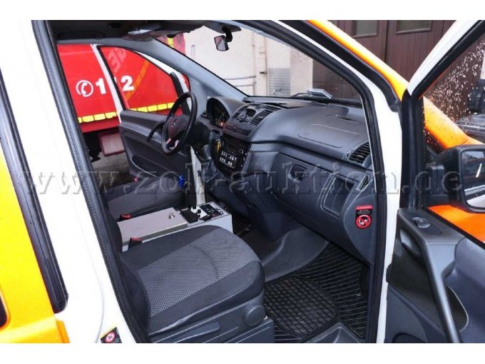 Ansicht der Beifahrerseite bei geöffneter Beifahrertür.