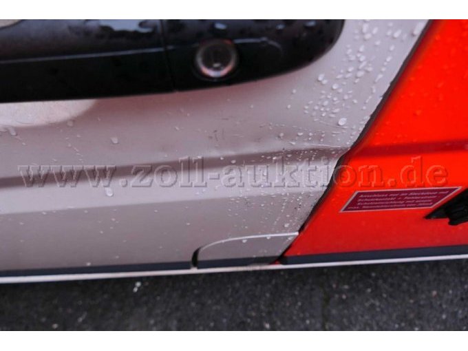 Ansicht der Schäden an der Fahrertür