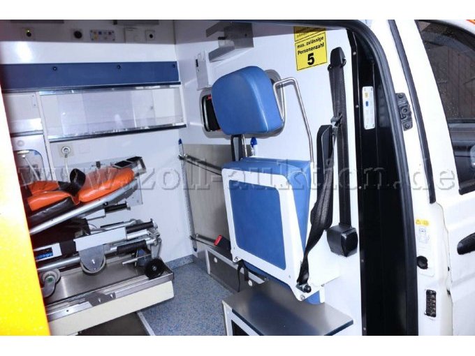 Ansicht des Betreuerstuhls im Patientenraum auf der rechten Seite bei geöffneter Schiebetür.