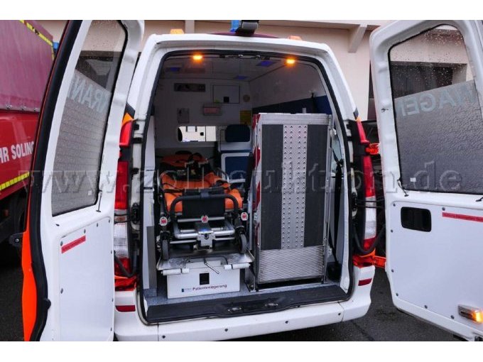 Heckansicht des Patientenraums bei geöffneter Hecktüren.