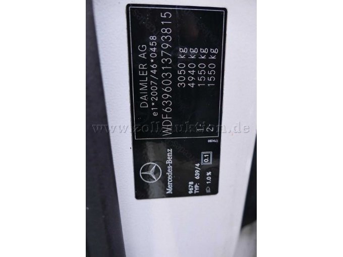 Typenschild des Fahrzeugherstellers.