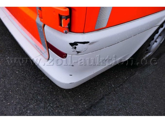 Ansicht der Schäden an der Ecke des Stoßfängers hinten rechts