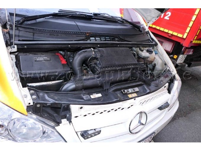 Frontansicht und Motorraum bei geöffneter Motorhaube.