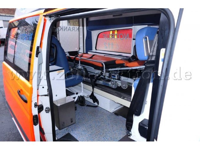 Ansicht Patientenraum von der rechten Seite durch die geöffnete Schiebetür.