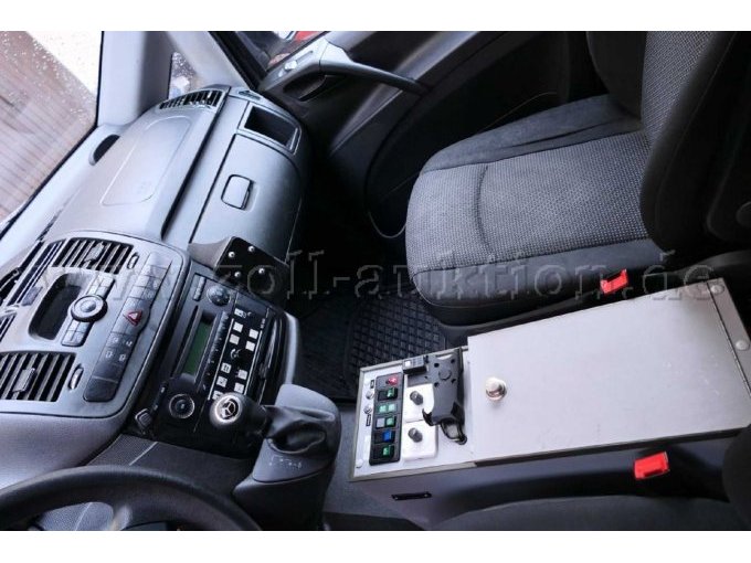 Ansicht Innenraum mit Bedienelementen, Radio, Staufach, Handschuhfach Beifahrersitz aus Sicht des Fahrers.