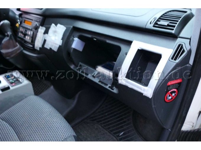 Ansicht Beifahrersitz und Armaturenbrett durch die Beifahrertür