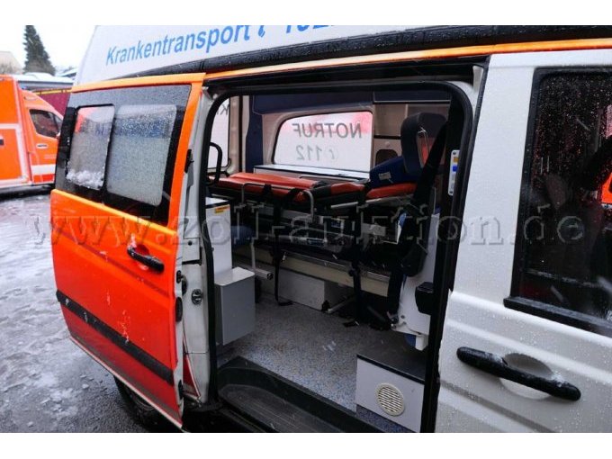 Ansicht Patientenraum durch die geöffnete Seitenschiebetür rechts