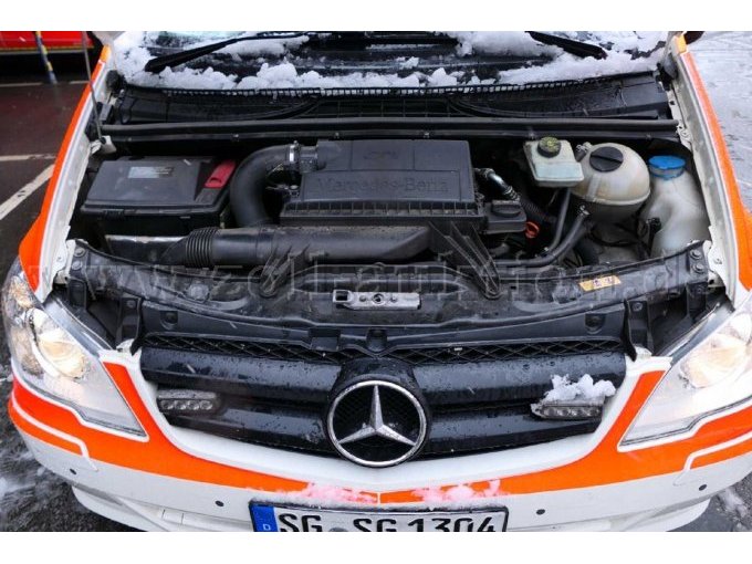 Ansicht Motorraum bei geöffneter Motorhaube