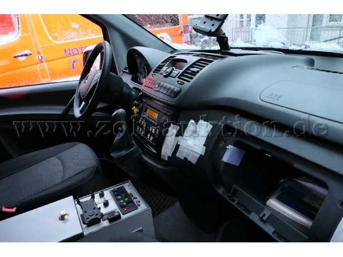 Ansicht Fahrersitz mit Armaturenbrett von der Beifahrerseite