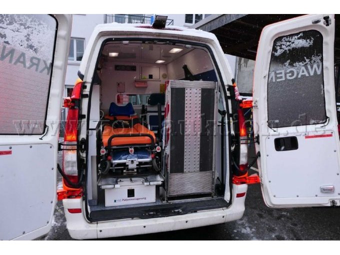 Ansicht Patientenraum durch die beiden geöffneten Hecktüren