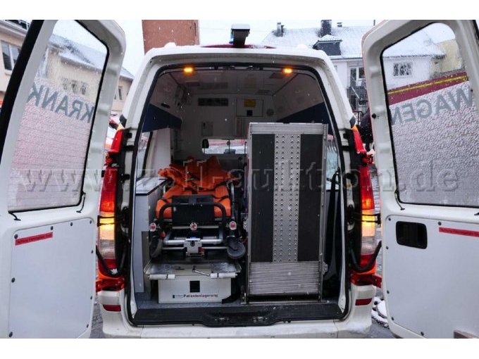 Ansicht Patientenraum durch die am Heck geöffneten Türen