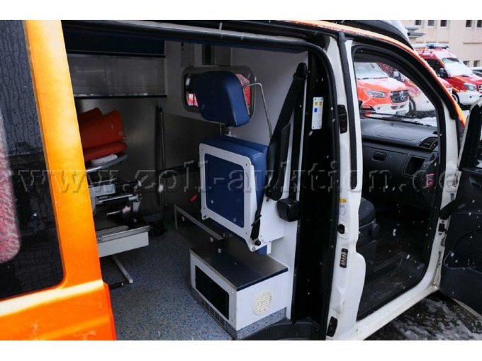 Ansicht Patientenraum mit Betreuersitz durch die geöffnete Seitenschiebetür rechts