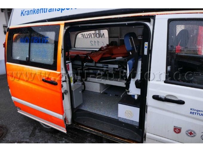 Ansicht Patientenraum durch die geöffnete Seitenschiebetür rechts