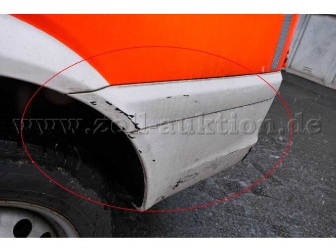 Schaden an dem Stoßfänger hinten links