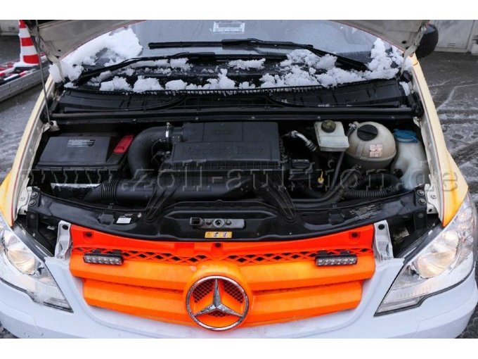 Ansicht Motorraum bei geöffneter Motorhaube