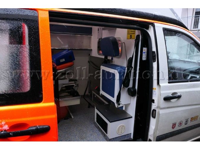 Ansicht Patientenraum durch die geöffnete Seitenschiebetür rechts mit Betreuersitz