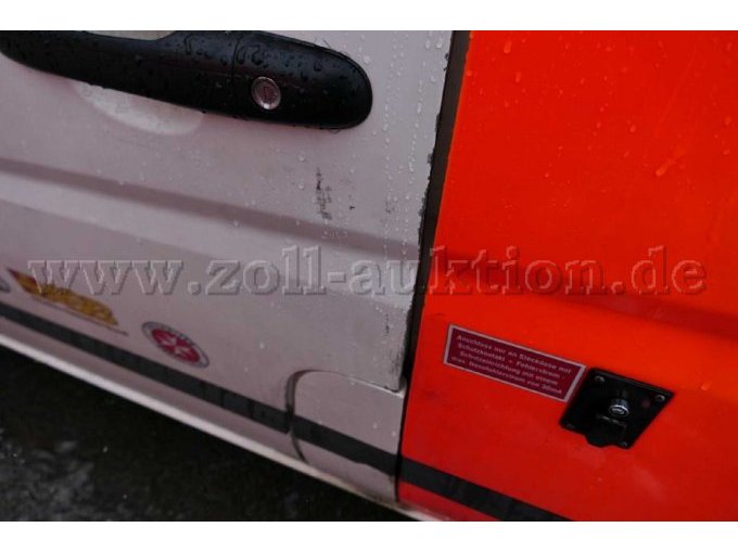 Lackschäden an der Kante der Fahrertür