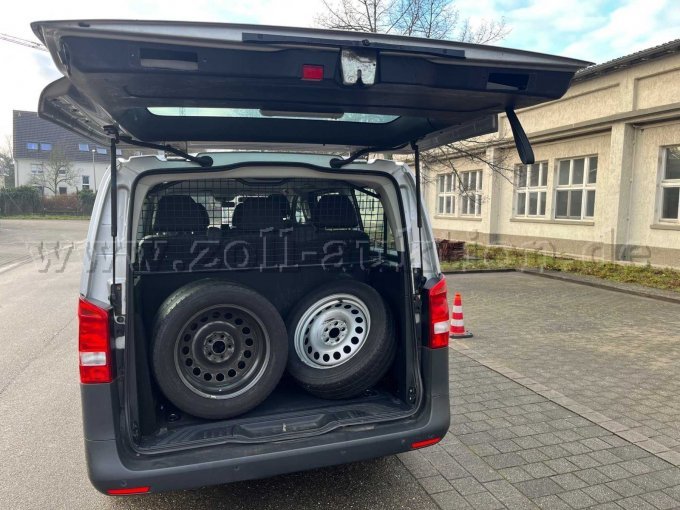 Kofferraum mit zweitem Radsatz