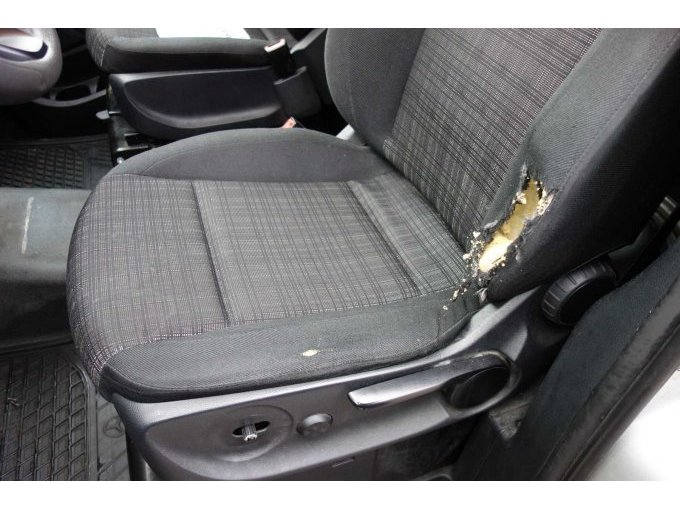 Beschädigungen Fahrersitz