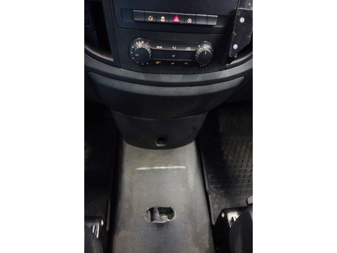 zwischen Fahrer- und Beifahrersitz