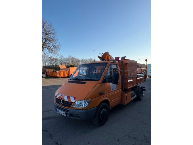 schräg seitlich links