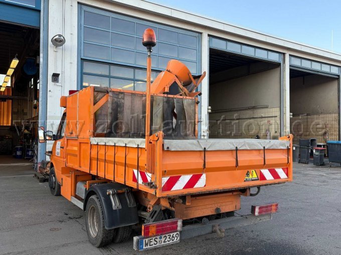 schräg seitlich links