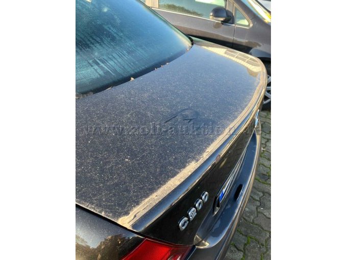 Kofferraum - Klebestreifenreste