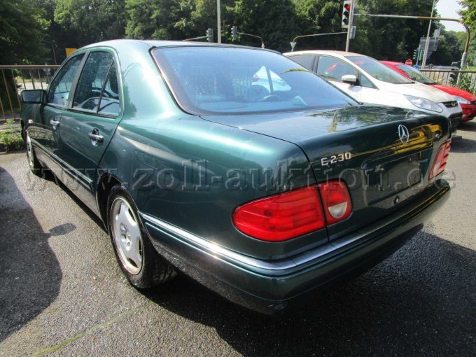 Mercedes Heck links