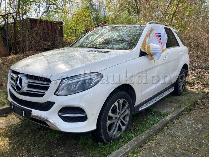 Frontansicht - Scheibe wurde eingeschlagen