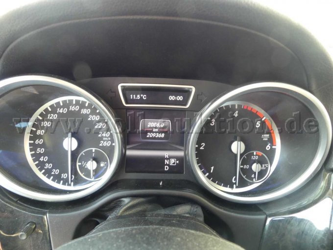 Armatureneinheit mit angezeigter Laufleistung