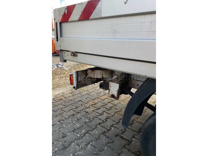 Seitenansicht rechts unter die Pritsche, Träger durchrostet