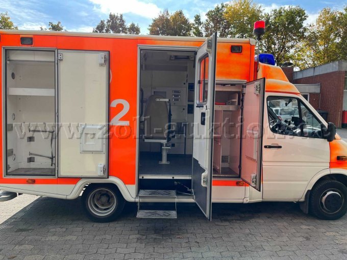 Fächer und Tür rechts