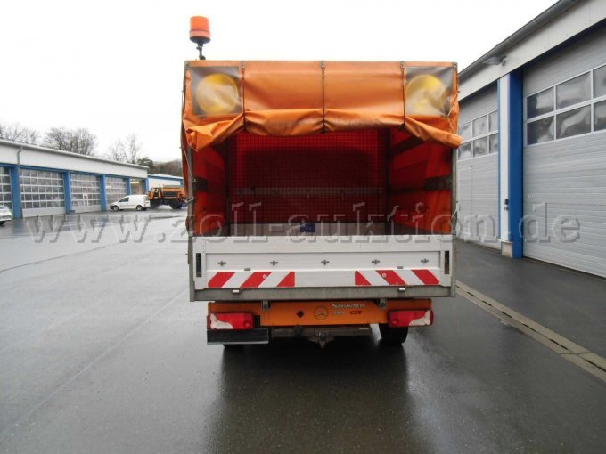 Ansicht von hinten mit Warnblitzern im Planenaufbau