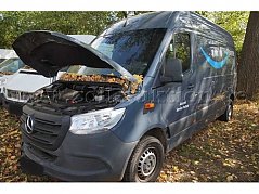 ansicht vorne seite mit offener Motorhaube