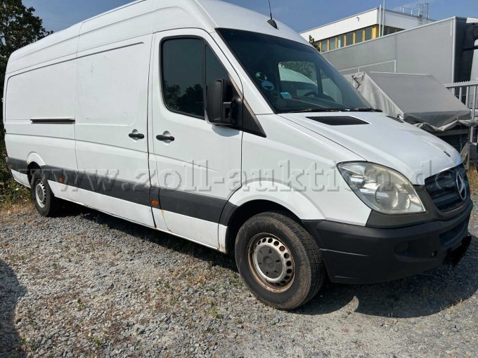 Sprinter von links vorne