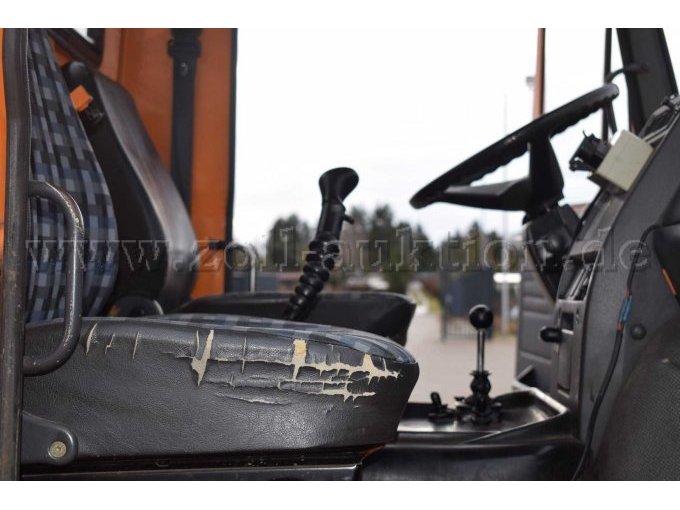 Fahrzeug Innenraum - Beschädigungen Beifahrersitz