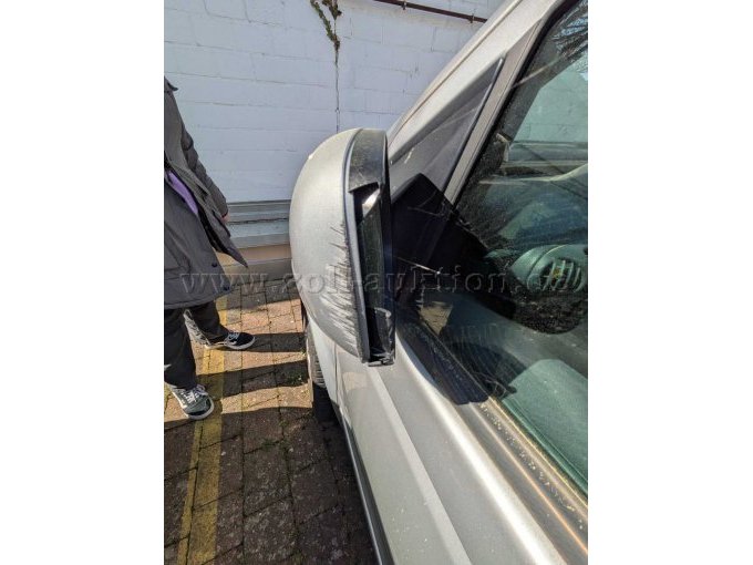 Rückspiegel links mit Kratzern