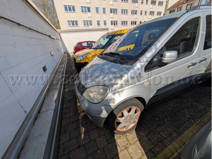 Seitenansicht links von diagonal vorne