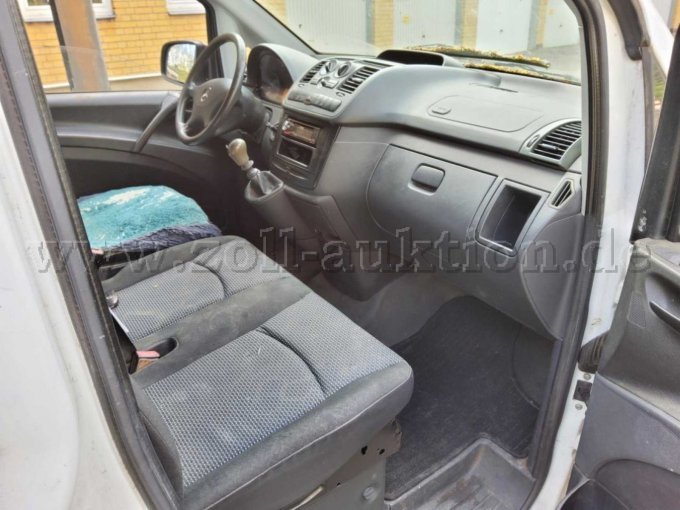 Innenraum durch Beifahrertür