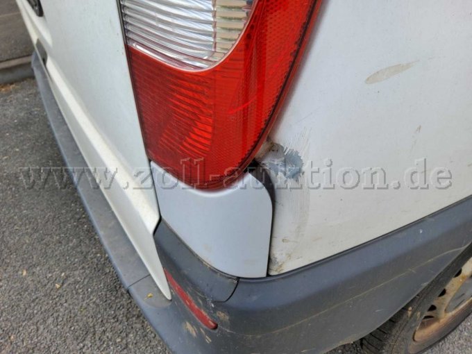 Seitenwand hinten rechts eingedrückt und zerkratzt